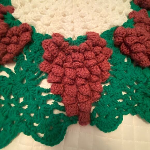 Grapes Knitted Centerpiece handmade vintage or use on small table as cloth top - Picture 3 of 8